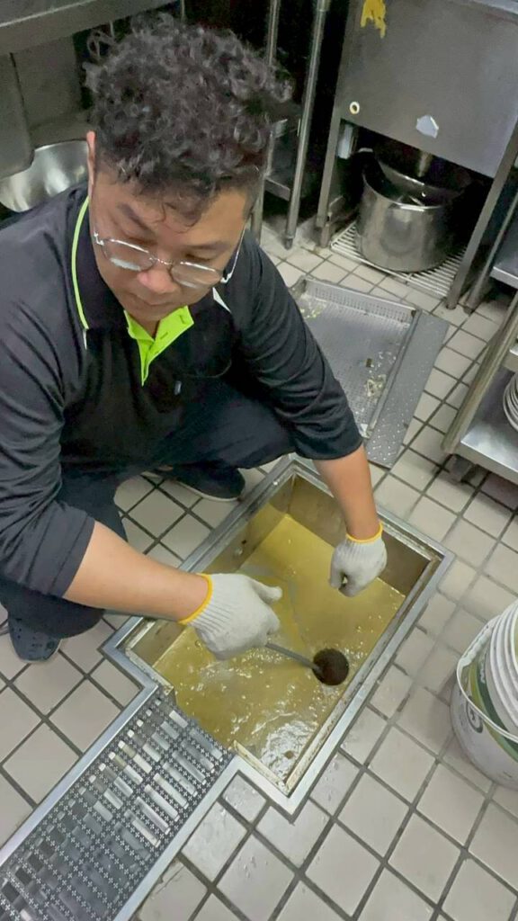 冠程的師傅正在清洗截油槽