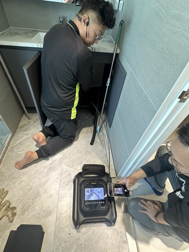 使用內視鏡查看管內淤堵情況