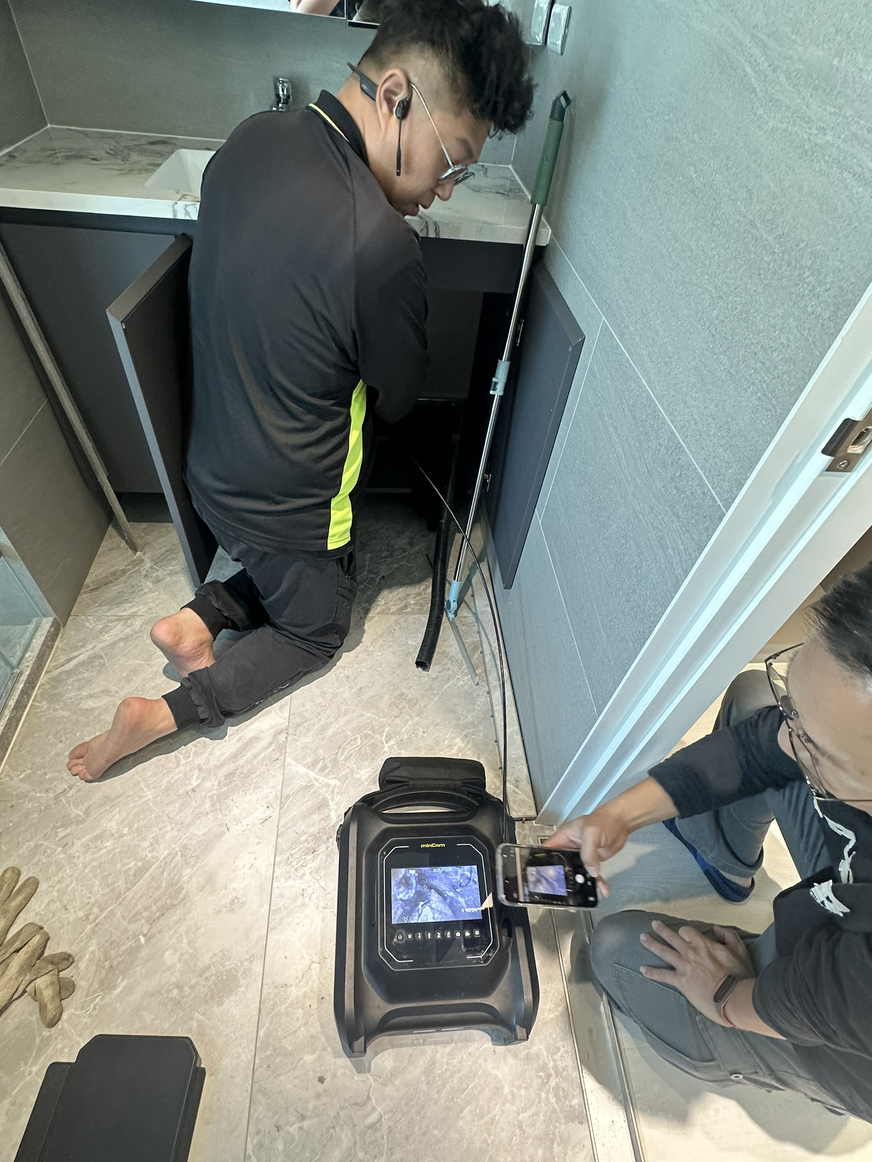 使用內視鏡查看管內淤堵情況