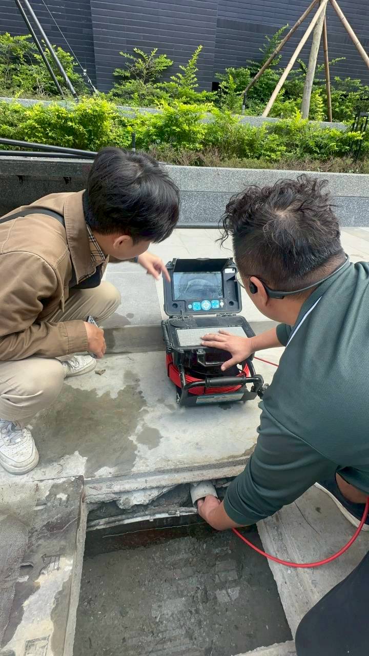 用內視鏡檢查排水管堵塞的情況