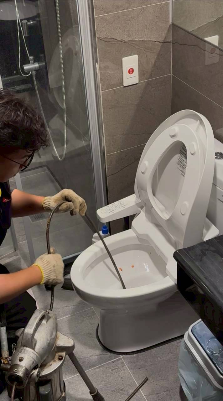 進行馬桶疏通的管道疏通作業