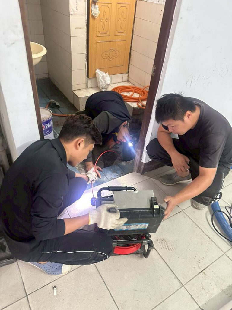 師傅透過內視鏡了解管內情況