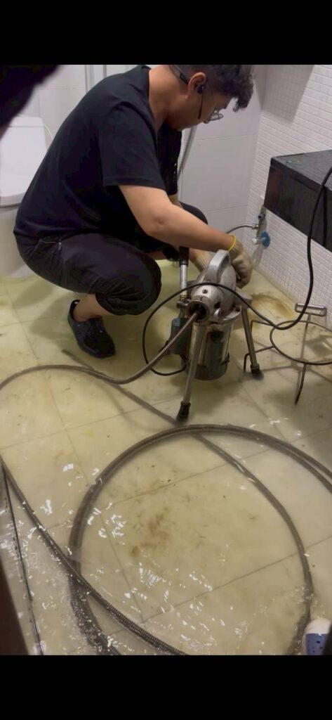實際在廁所處理排水管堵塞的管道疏通過程，這張有點味道