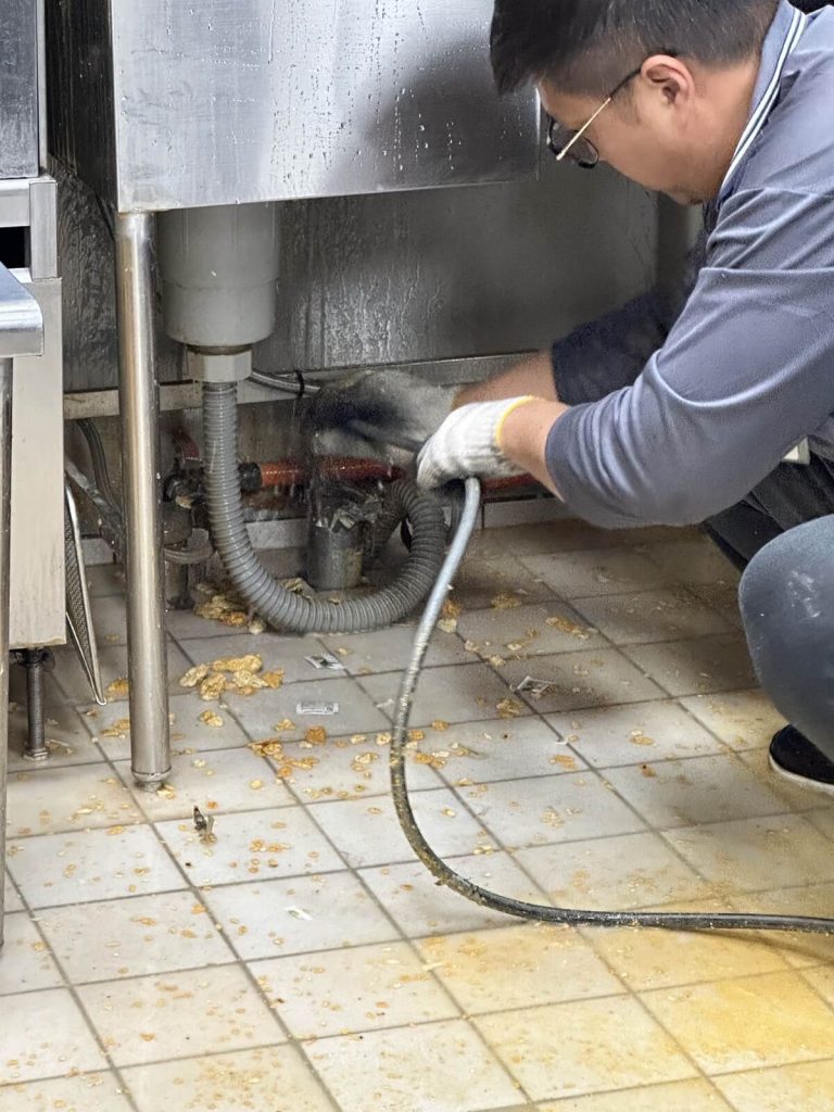 實際在廚房處理排水管堵塞的管道疏通過程